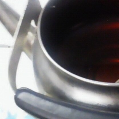 そうそう！私は最近知ったのですが、同じ茶葉なんですよね！！！
やかんで作りすぎですか（笑）ウーロン茶をティーバッグで出し、紅茶のティーバッグを少しつけ作りました